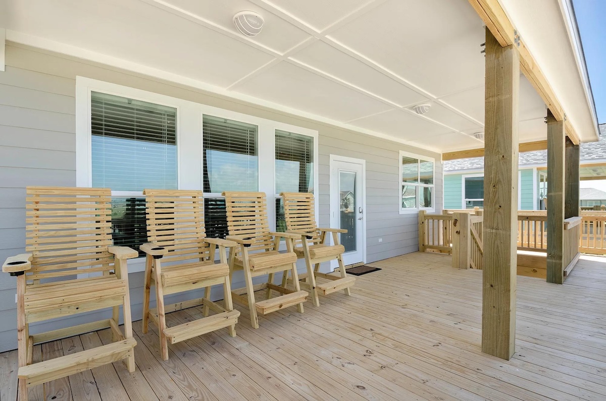 Blue Wave Vacation Rentals – Crystal Sands – Tall Patio Deck Charis