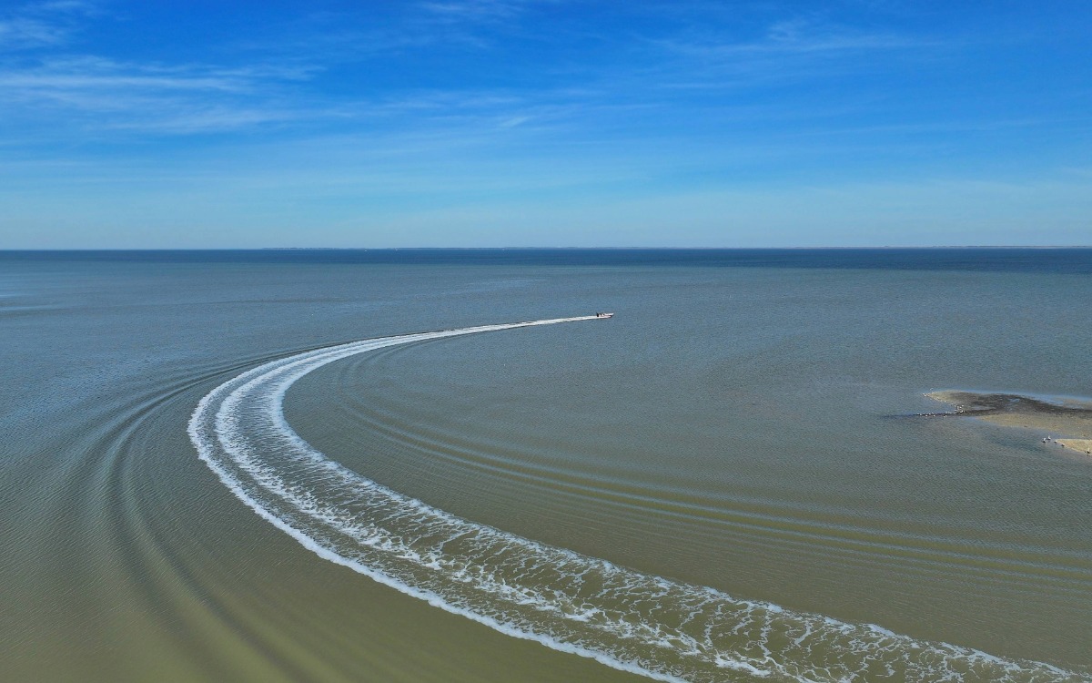 Bay boat turning into bay