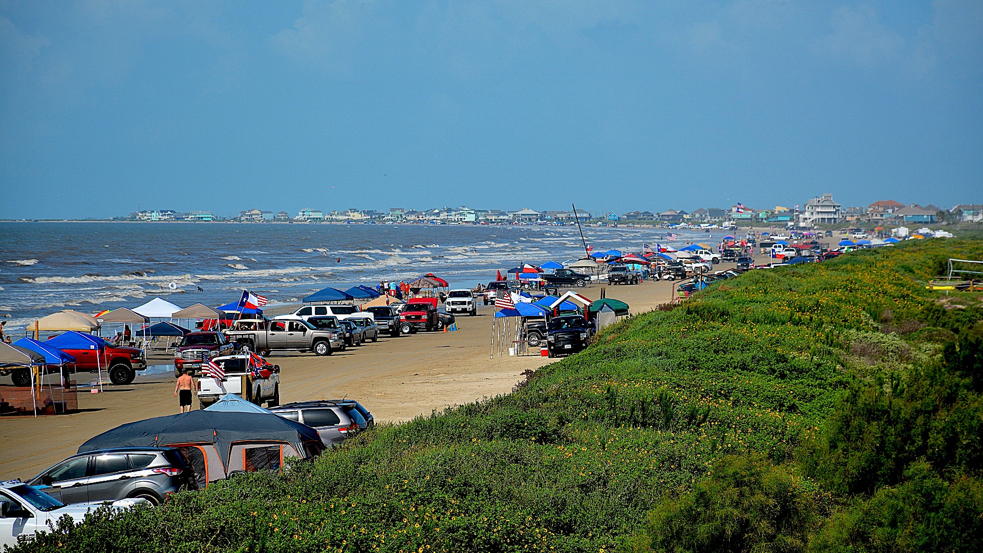 beach overview with vehicles